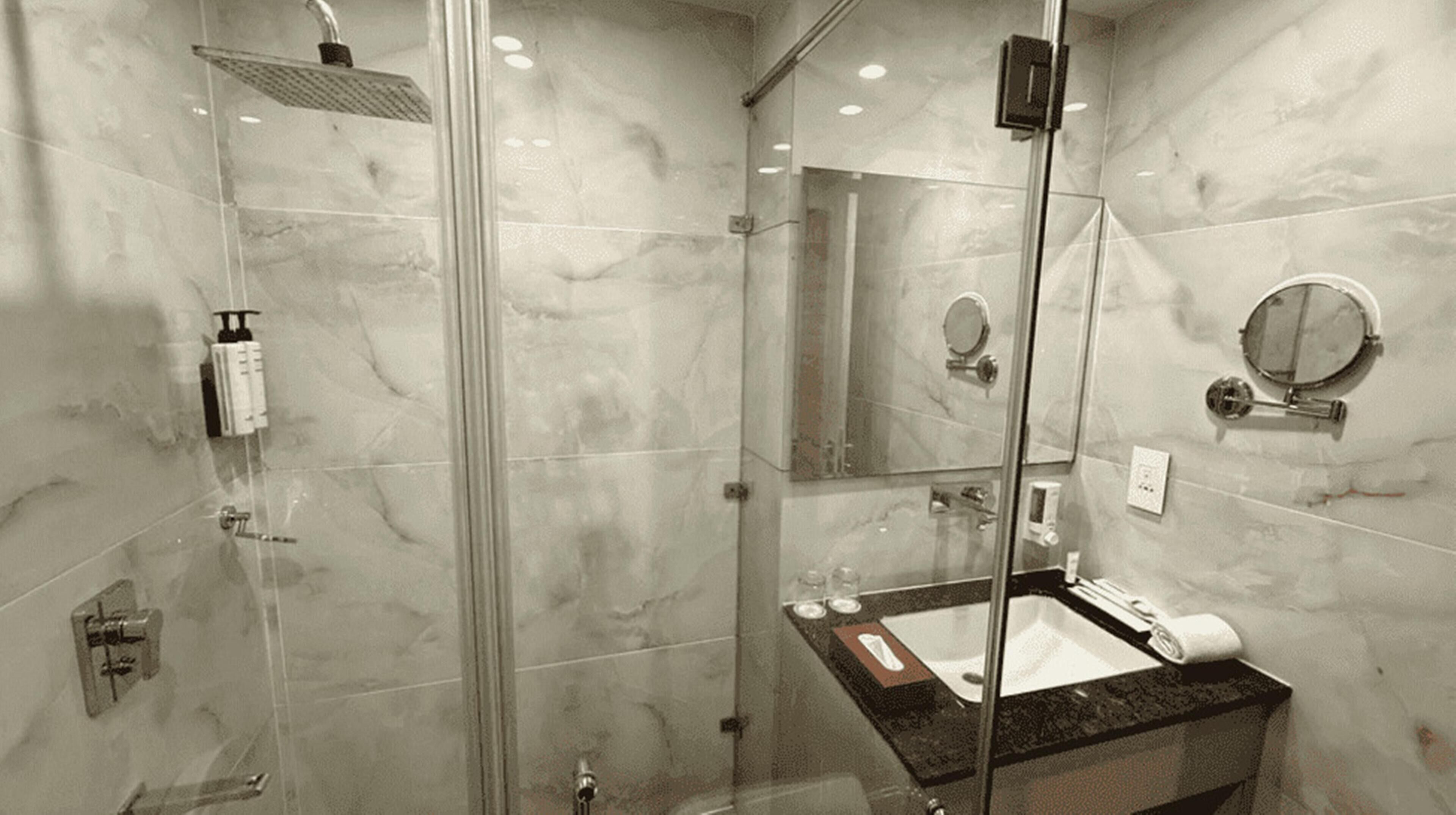 スイート ダブルベッド 1 台 | 高級寝具、ミニバー、セーフティボックス (室内)、デスク