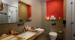Een douche, een regendouche, gratis toiletartikelen, een haardroger