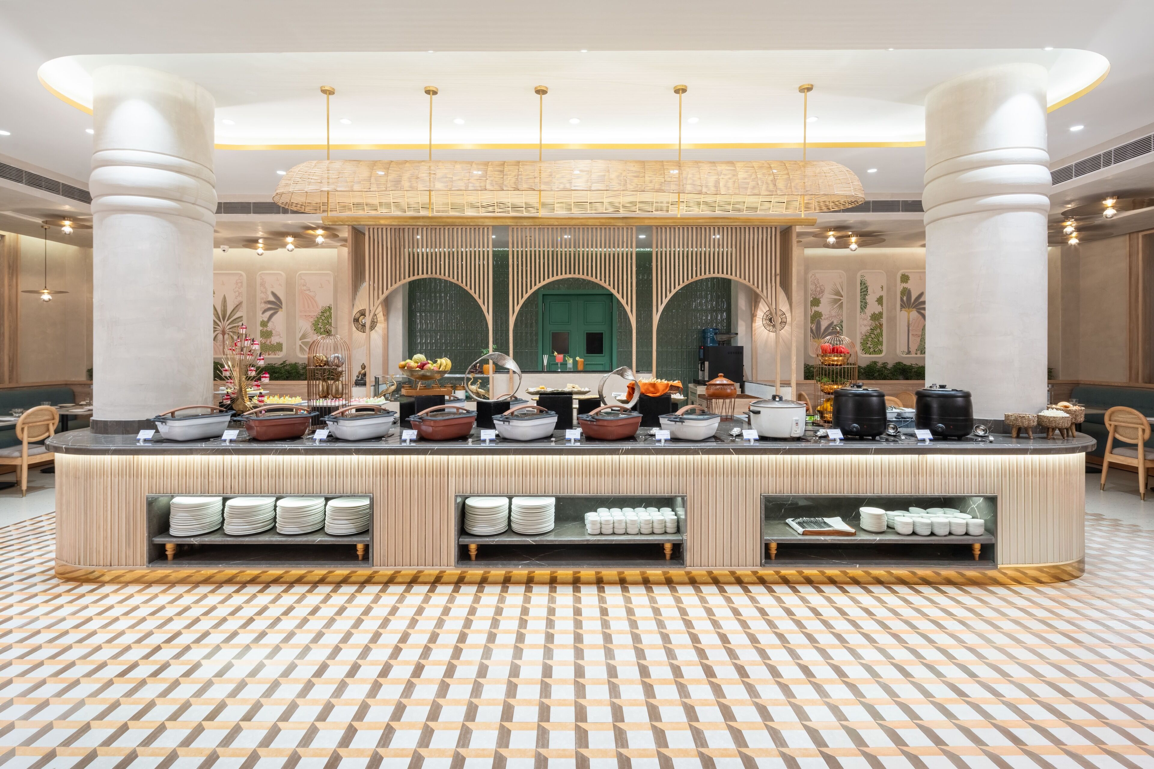 Serveert ontbijt, lunch, diner, internationale gerechten 