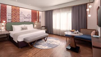 Bộ đồ giường cao cấp, minibar, két bảo mật tại phòng, bàn