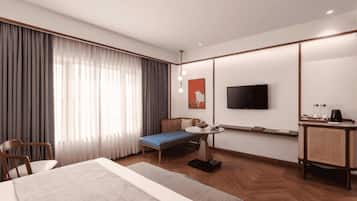 Junior Suite, 1 Double Bed | Premium bedding, minibar, in-room safe, desk