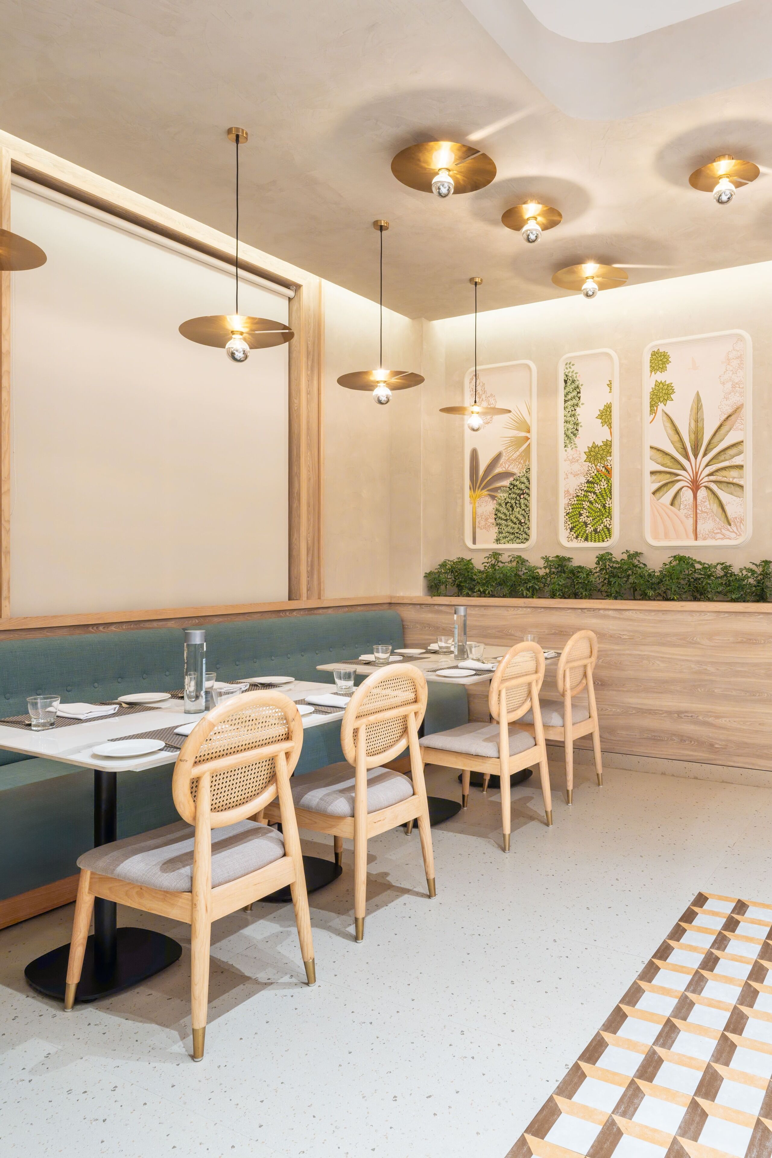 Un restaurant doté d’un long comptoir, de chaises en bois et de luminaires suspendus.
