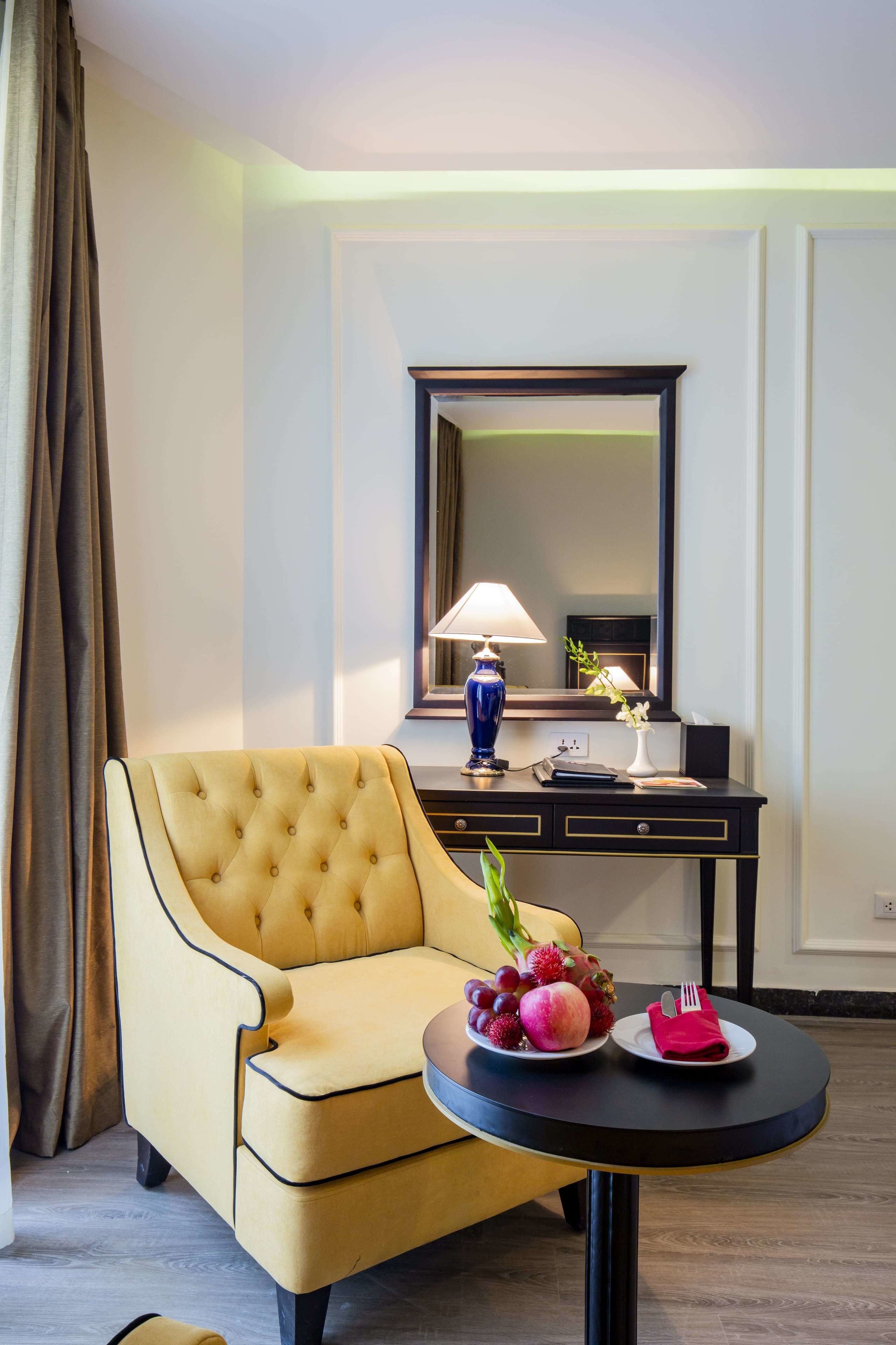 executive suite | living room | 42-inch lcd tv with cable channels, tv