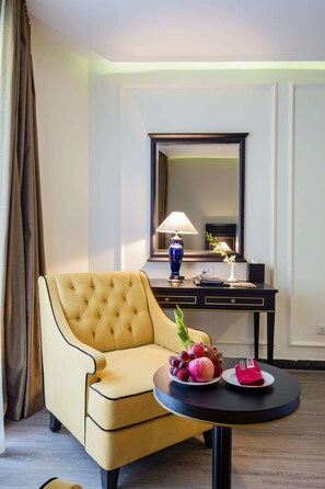 行政套房 | 客廳 | 42-吋 LCD 液晶電視、有線頻道、電視