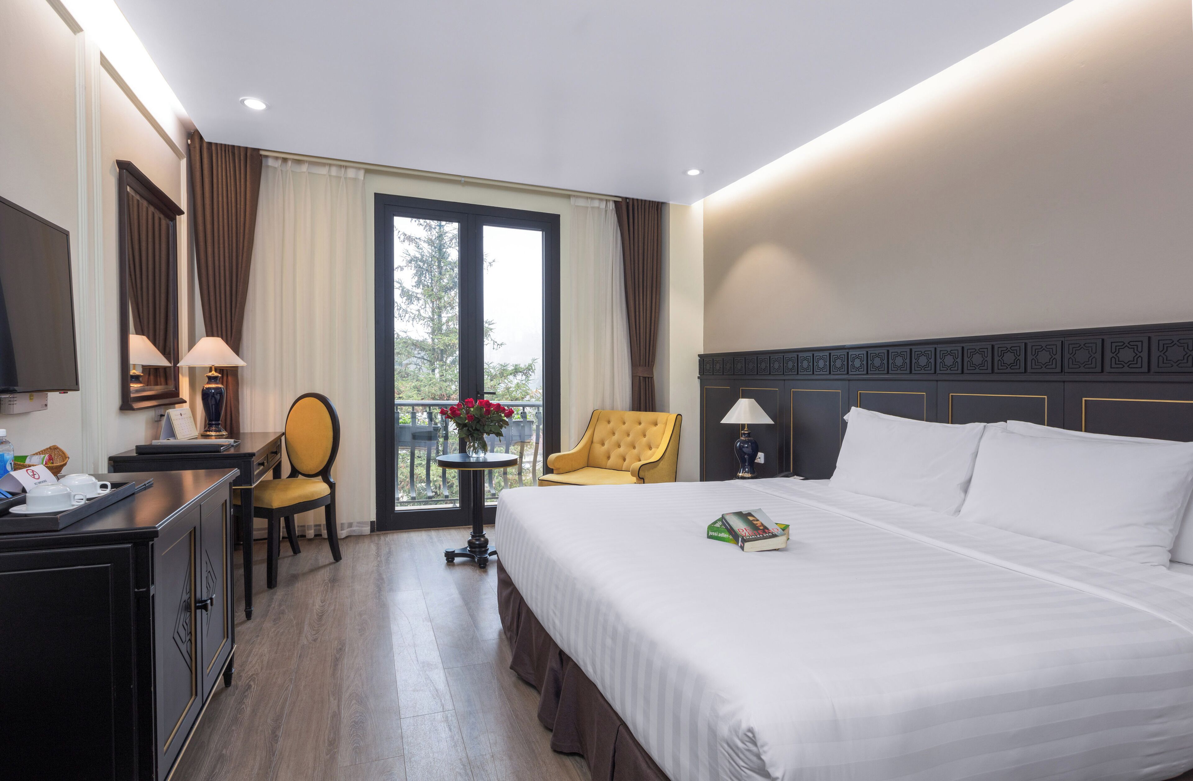 deluxe room | minibar, in-room safe, desk, soundproofing