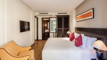 Executive Suite | Minibar, in-room safe, desk, soundproofing