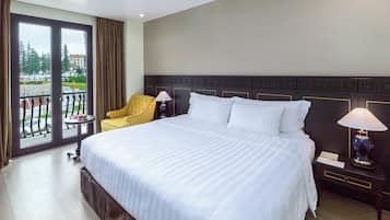 Minibar, caja de seguridad en la habitación y escritorio