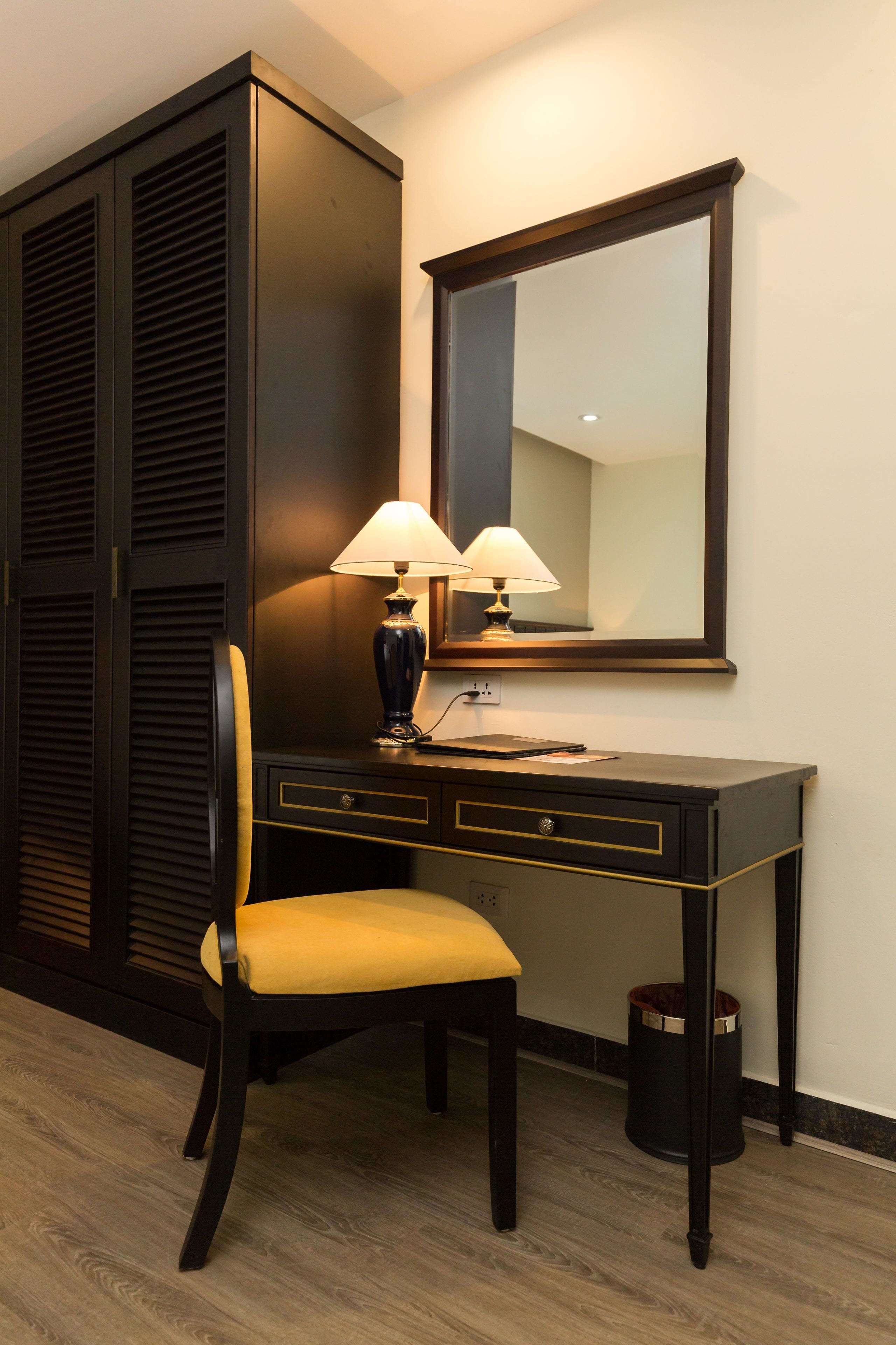 executive suite | minibar, in-room safe, desk, soundproofing