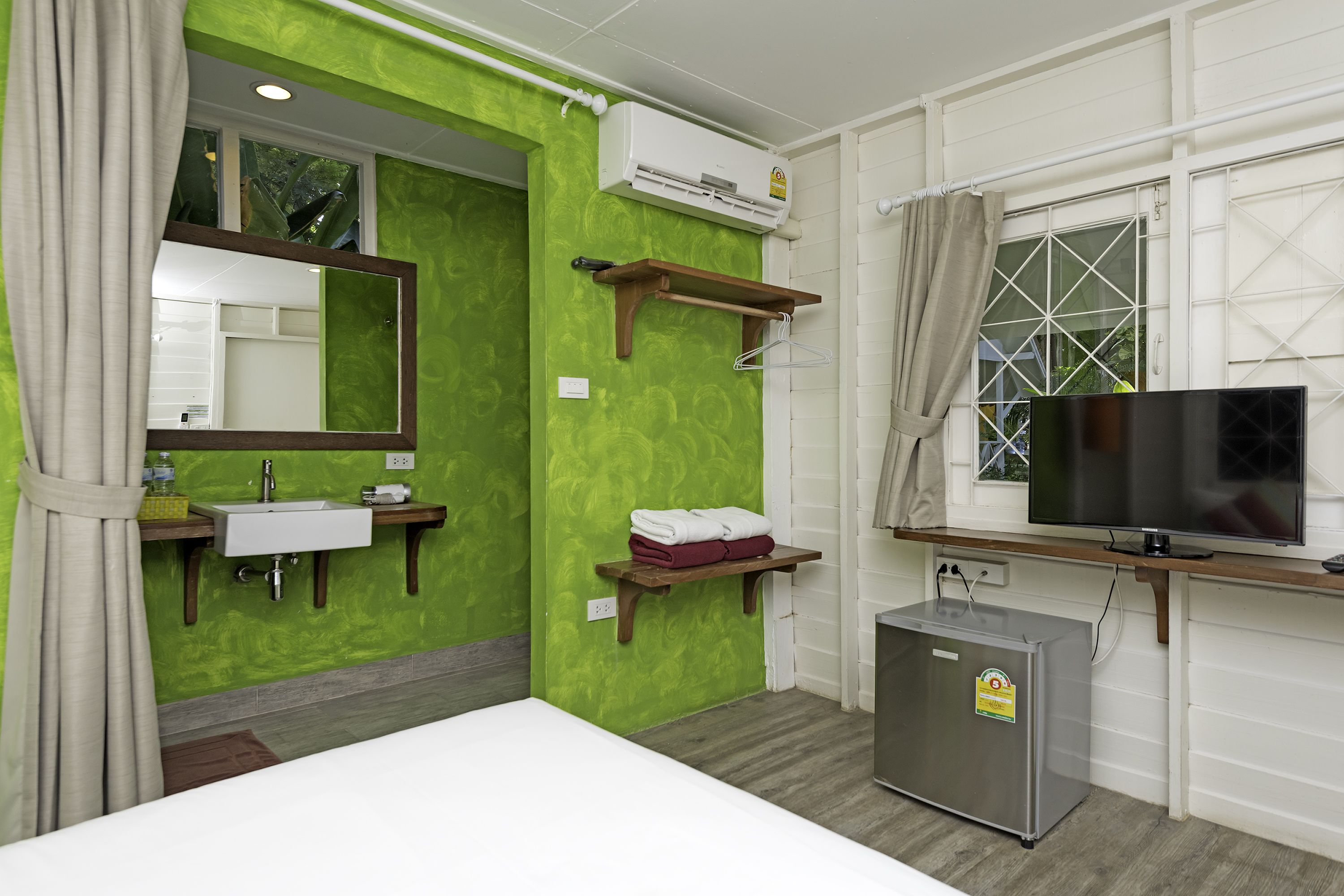 free wifi, bed sheets