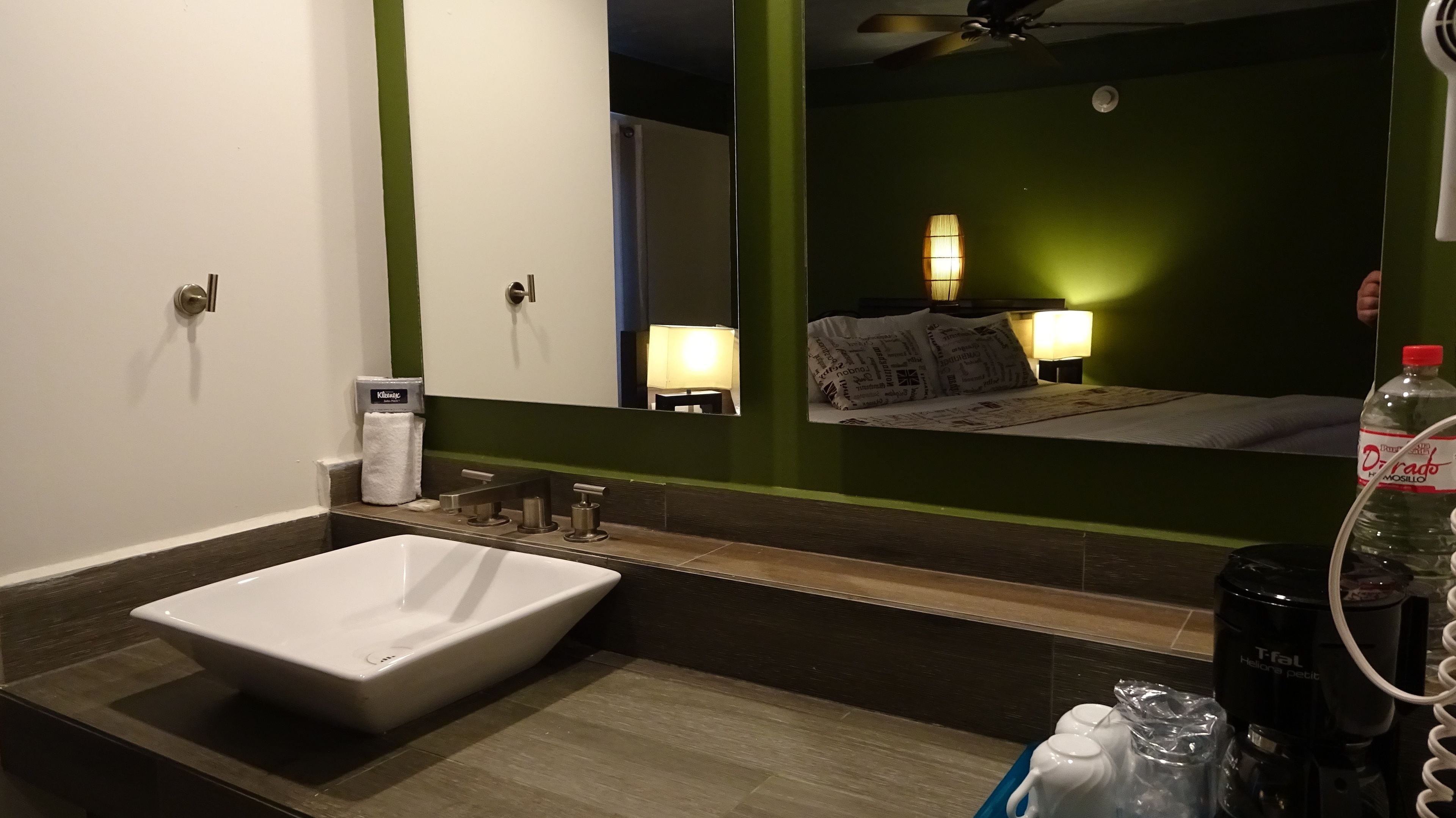 executive room, 1 king bed, refrigerator | in-room safe, desk, iron/ironing board, free wifi