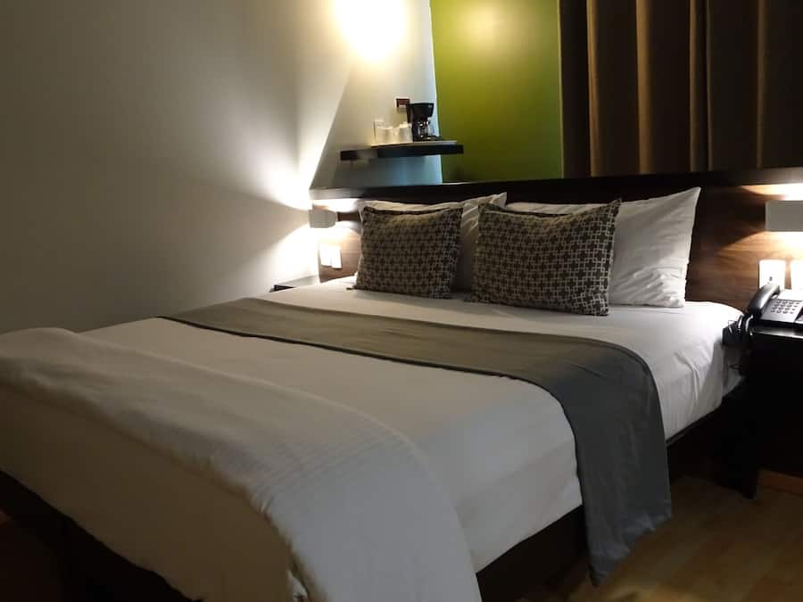 Rom – standard | Safe på rommet, skrivebord, strykejern/-brett og wi-fi (inkludert)