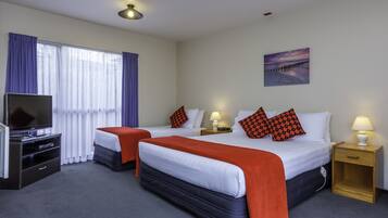 Escritorio, tabla de planchar con plancha y wifi gratis