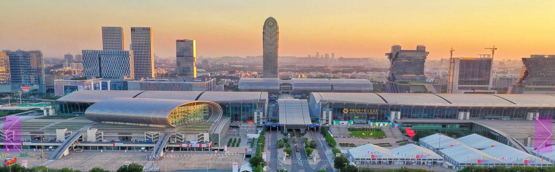 Un área urbana moderna con un estadio destacado y edificios altos circundantes.