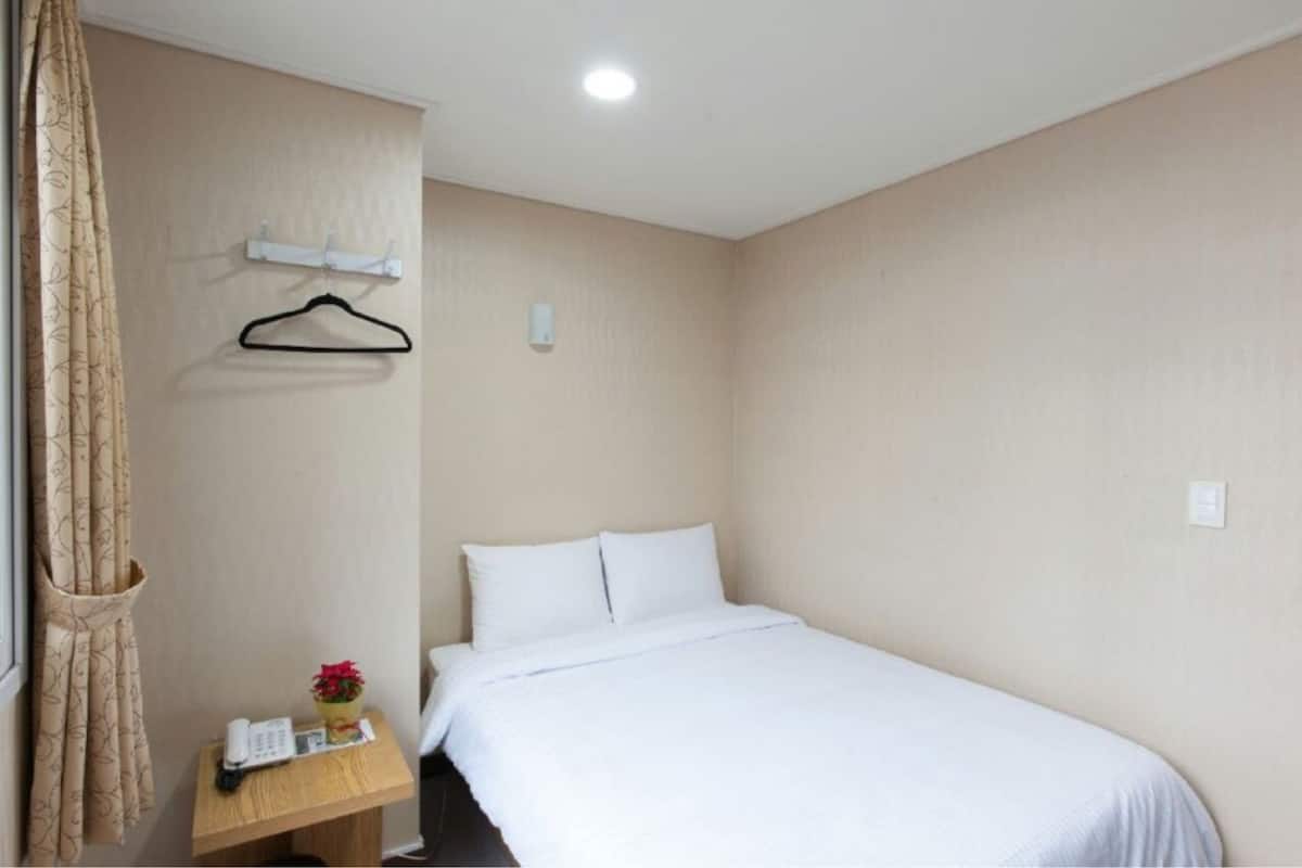Standard Double Room | In-room safe, rollaway beds (surcharge), WiFi (free)
