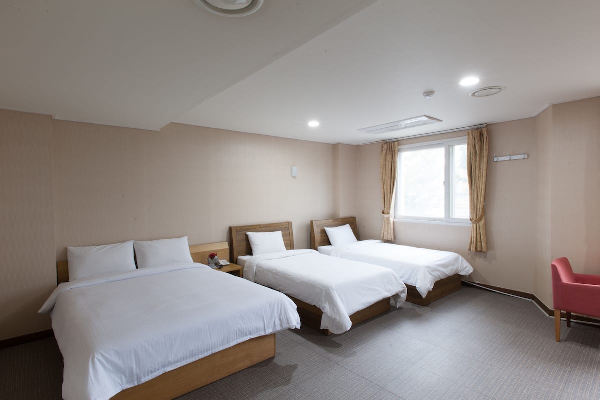 Suite | In-room safe, rollaway beds (surcharge), WiFi (free)
