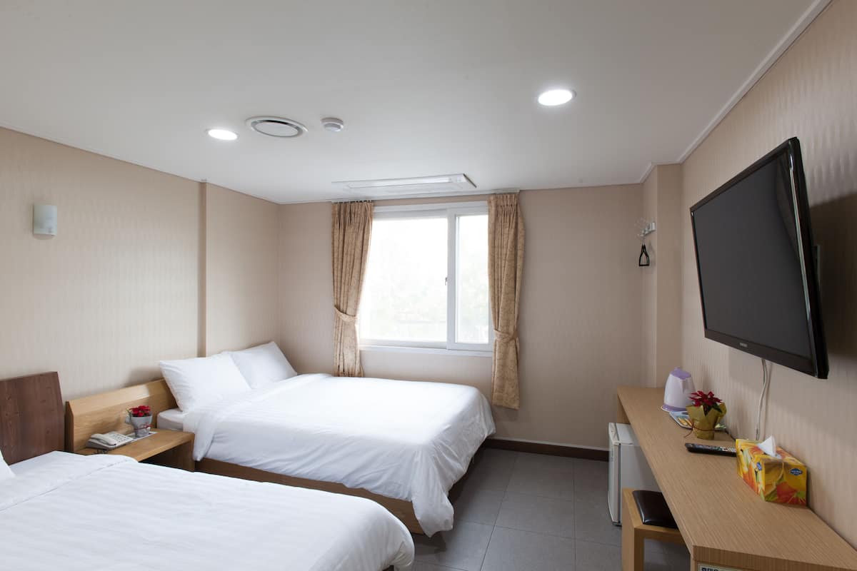 Deluxe Twin Room | In-room safe, rollaway beds (surcharge), WiFi (free)