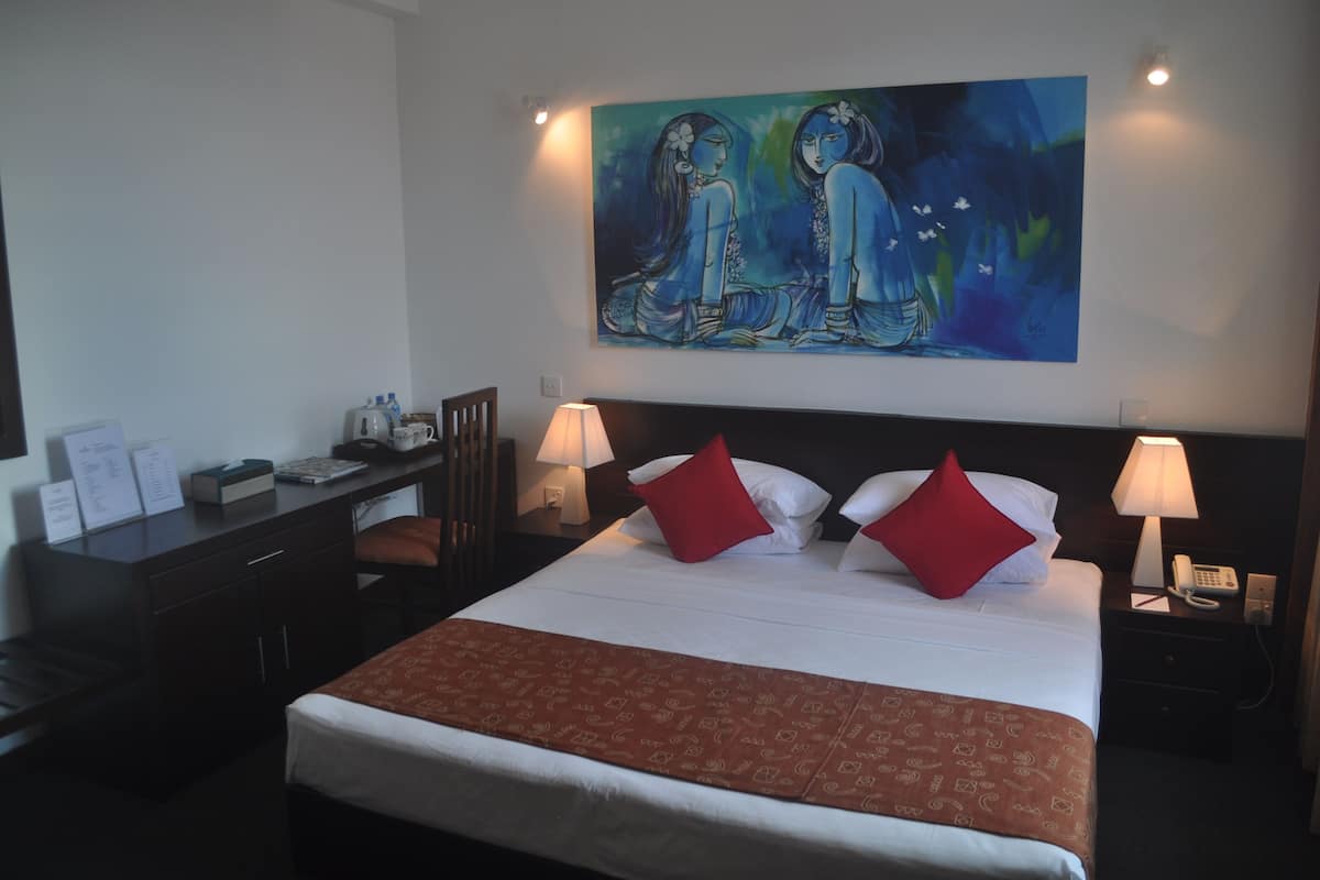 Een minibar, een kluis op de kamer, een bureau, geluiddichte muren