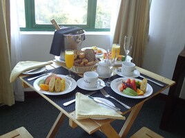Daily cooked-to-order breakfast (USD 10 per person)