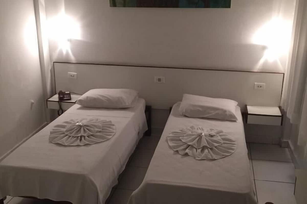 Een minibar, gratis wifi, beddengoed