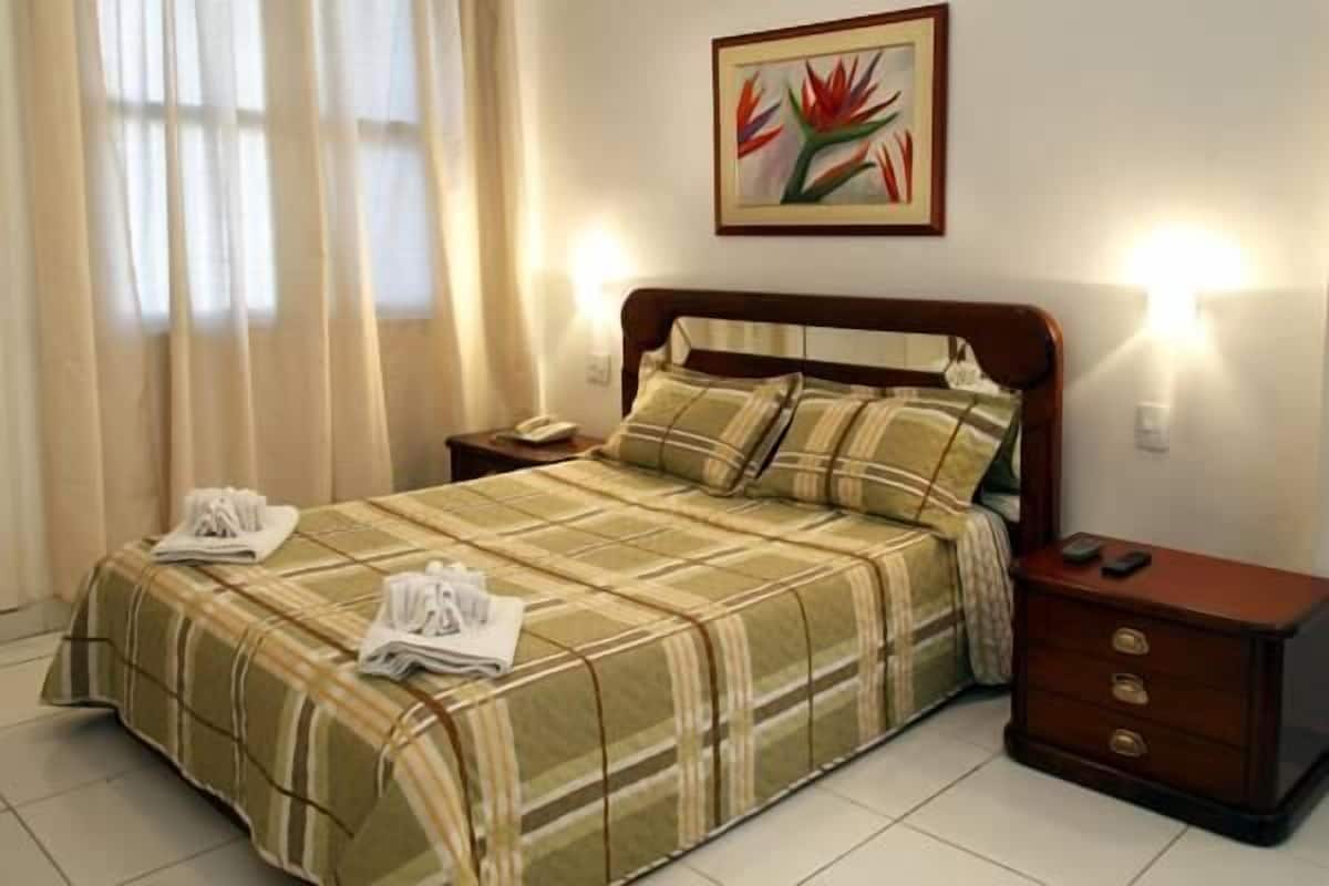 Een minibar, gratis wifi, beddengoed