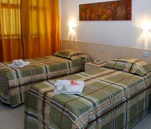 Quarto duplo luxo | Frigobar, Wi-Fi de cortesia, roupa de cama