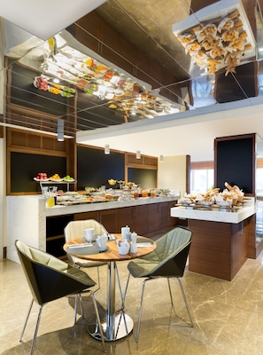 Desayuno buffet (EUR 20 por persona) 