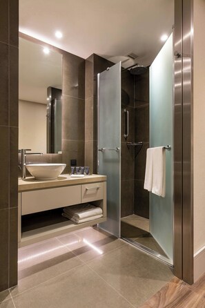 Regadera, amenidades de baño gratuitas, secadora de cabello, batas