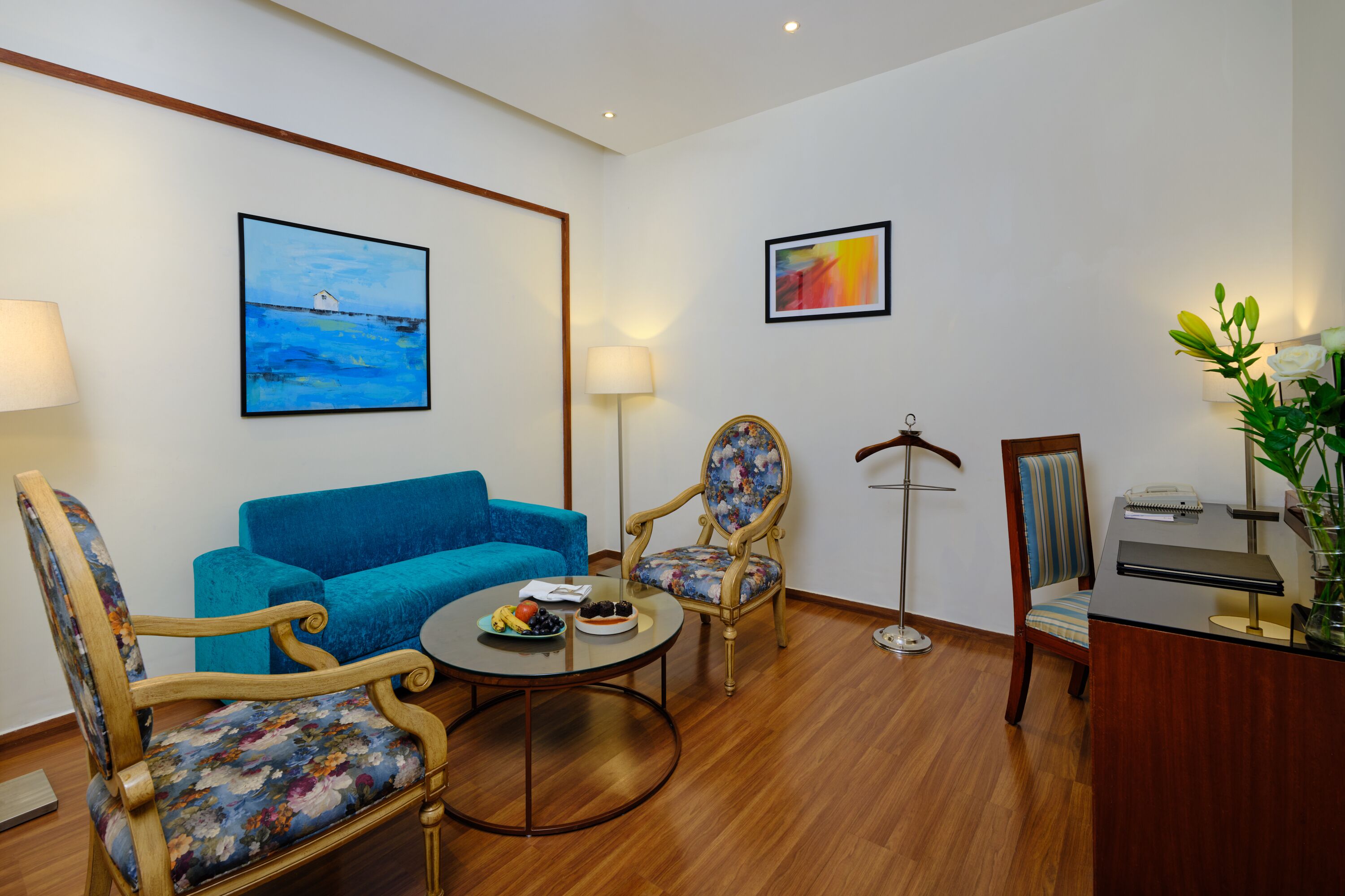 Suíte executiva, 1 cama King, para não fumantes (Separate Living Room;with Sofabed) | Roupas de cama premium, frigobar (abastecido com alguns itens grátis)