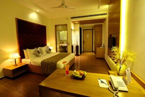Deluxe Room, 1 King Bed, Non Smoking | Premium bedding, free minibar items, in-room safe, desk - Best Western Country Woods Ambala (Shahabad)