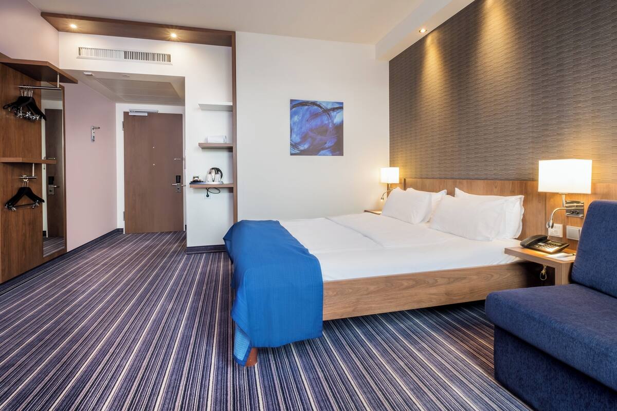 Standaard kamer, 1 queensize bed, toegankelijk voor mindervaliden | Hypoallergeen beddengoed, een bureau, verduisterende gordijnen