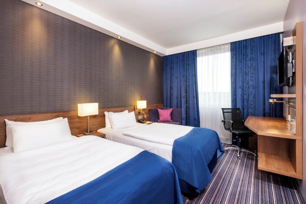 Standard Room, 2 Twin Beds | Hypo-allergenic bedding available, desk, blackout drapes, soundproofing