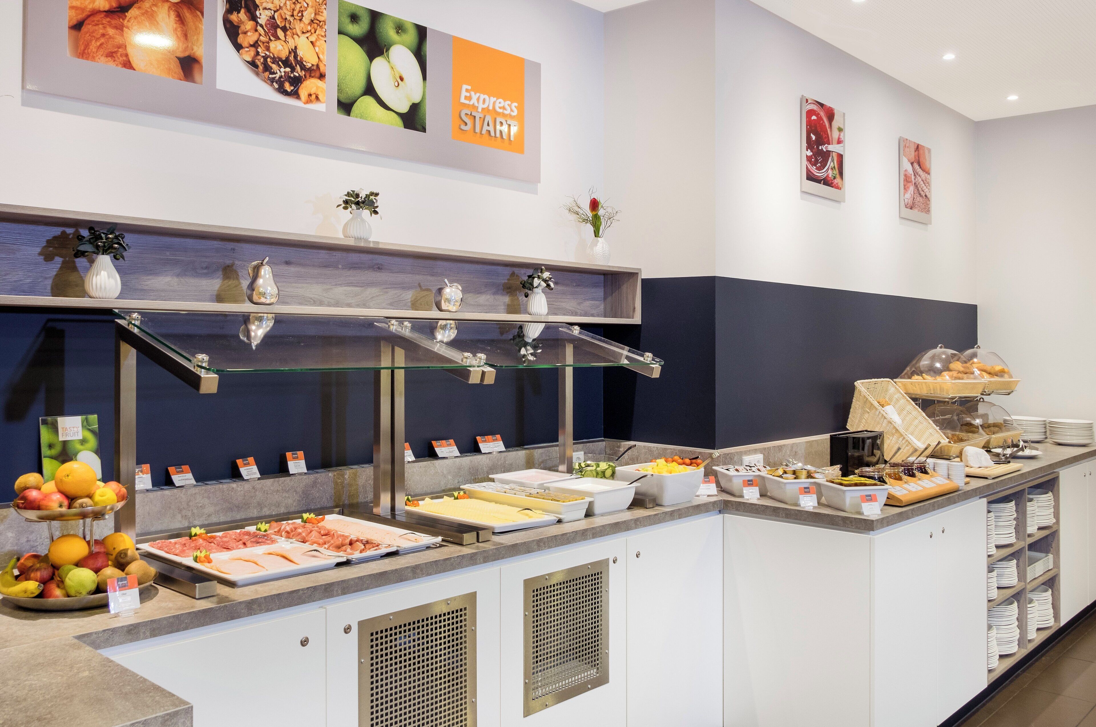 Un buffet proposant divers plats et un panneau indiquant « Service rapide ».
