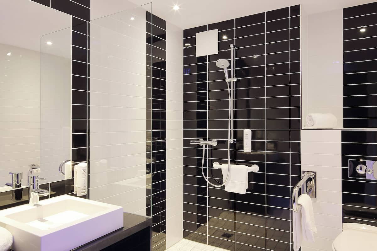 standard room, 1 queen bed, accessible | 1 bedroom, hypo-allergenic bedding, desk, blackout curtains