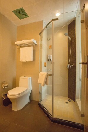 Chambre supérieure double | Salle de bain | Douche, articles de toilette (gratuits), séchoir à cheveux, pantoufles