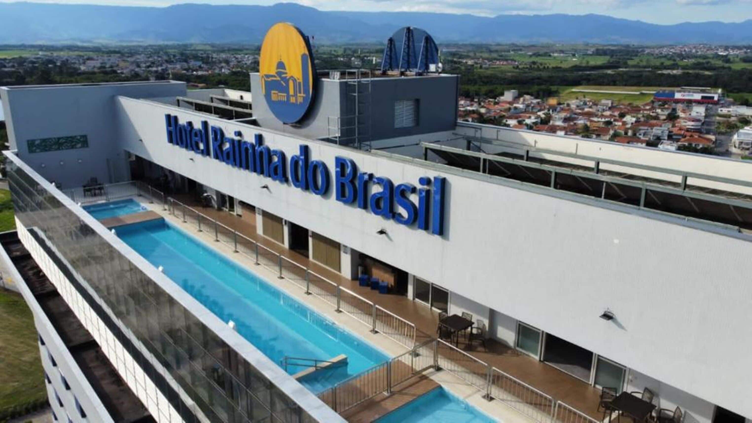 Hotel 'Hotel Rainha do Brasil' met een dakzwembad en uitzicht op het omliggende landschap.