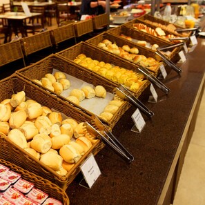 Free daily buffet breakfast  - Hotel Rainha do Brasil (Aparecida)