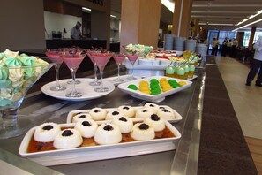 2 restaurantes; se sirven desayunos, almuerzos y cenas