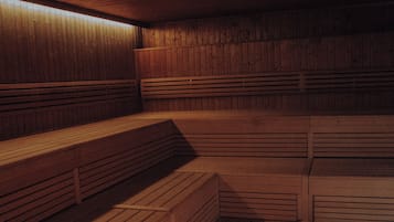 Uma sauna com bancos e assentos de madeira, dispostos em formato semicircular.