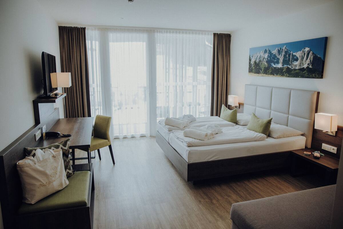 superior double room, balcony | in-room safe, desk, free wifi, bed sheets