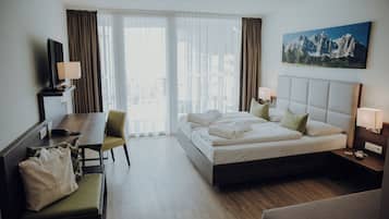 Dobbeltrom – superior, balkong | Safe på rommet, skrivebord, wi-fi (inkludert) og sengetøy