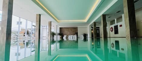 من حمّامات السباحة المغطاة، مقاعد للتشمس