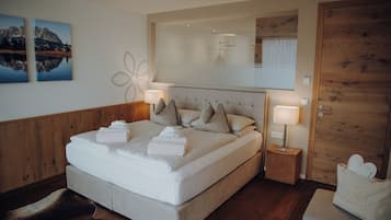 Suite | Hypo-allergenic bedding, in-room safe, individually decorated
