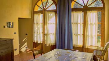 Appartamento, 1 camera da letto, al piano terra | Area soggiorno | TV 24 pollici con canali via cavo