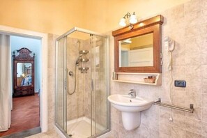 Gratis toiletartikler, hårtørrer, bidet, håndklæder