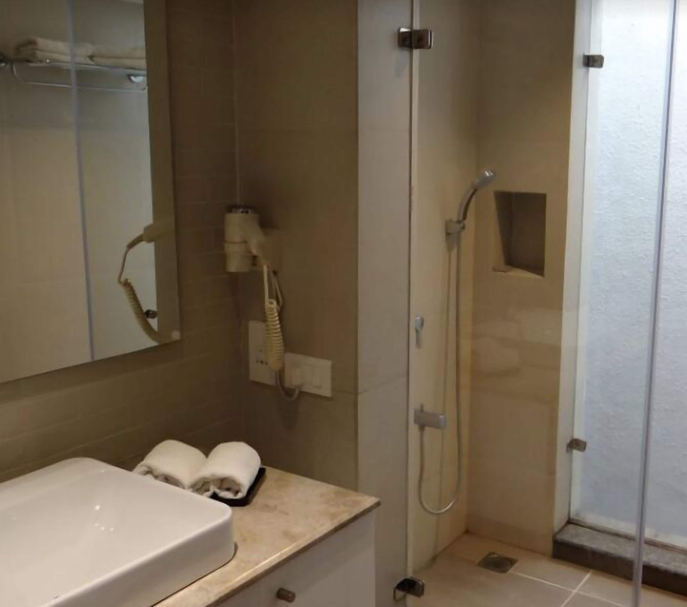 premium room, non smoking, lake view | bathroom shower