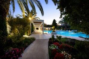 Seasonal outdoor pool, open 10:00 AM to 7:00 PM, pool umbrellas - TRYP by Wyndham Corfu Dassia (Corfu)