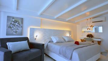 Een moderne slaapkamer met een bed, een slaapbank, een nachtkastje en een wandairconditioning.