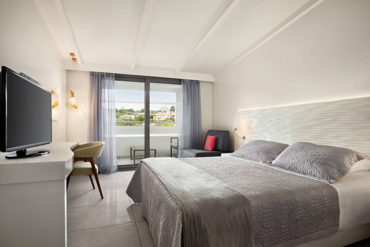 Design Room, 1 Queen Bed, Non Smoking (Superior) | Premium bedding, pillowtop beds, in-room safe, desk