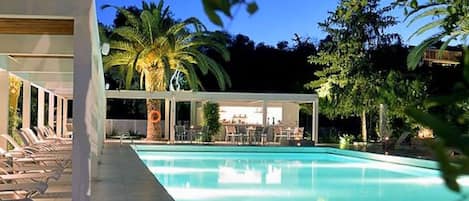 Seasonal outdoor pool, open 10:00 AM to 7:00 PM, pool umbrellas
