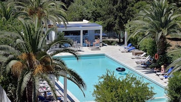 Piscina stagionale all'aperto, ombrelloni da piscina, lettini